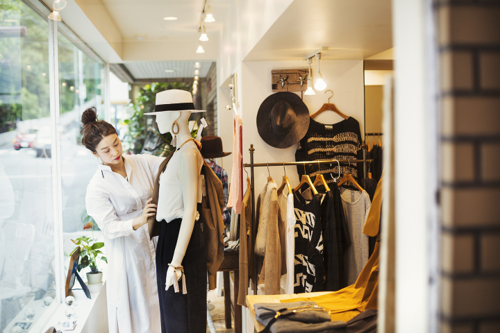 How Much Do Fashion Merchandisers Earn in California?